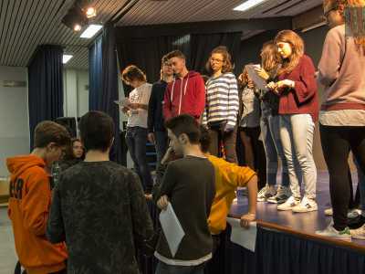 Le prove del cast si svolgono nell'auditorium del liceo, situato nel Polivalente del quartiere Japigia


